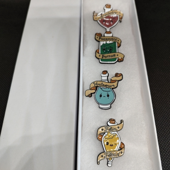 Kawaii Enamel Pin Harry Potter Magical Potions set plus hard gift box. - Picture 3 of 5